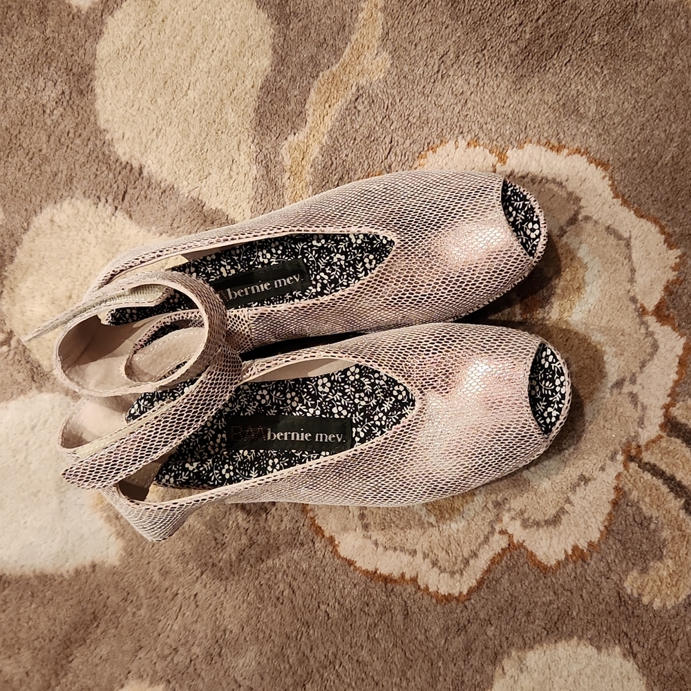 Bernie Mev metallic wedge with ankle strap 91/2